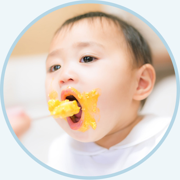 赤ちゃんが離乳食を食べている画像